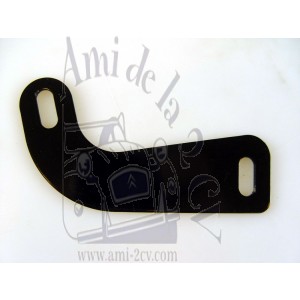 Patte avant d'accrochage du capot