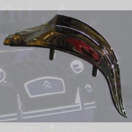 Plaque décorative sur le haut de la calandre Traction 11BL